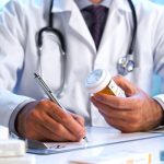 medico che prescrive un'integratore